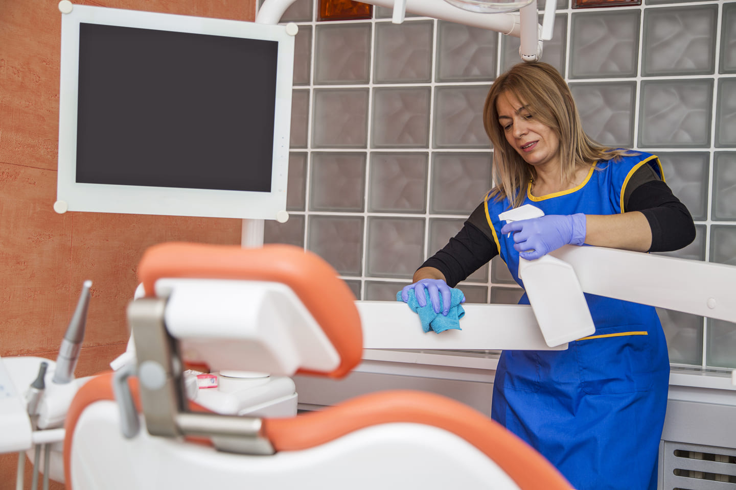 Professional cleaning and operational efficiency performed by professionals for dental clinics.